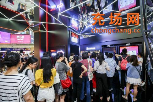 充场网为北京购物中心著名珠宝公司提供排队充场人员数名